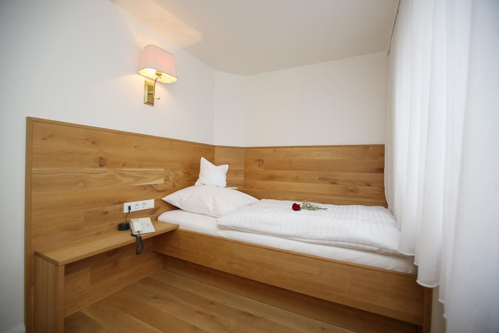 Hotel Am Peterstor Montabaur Room photo